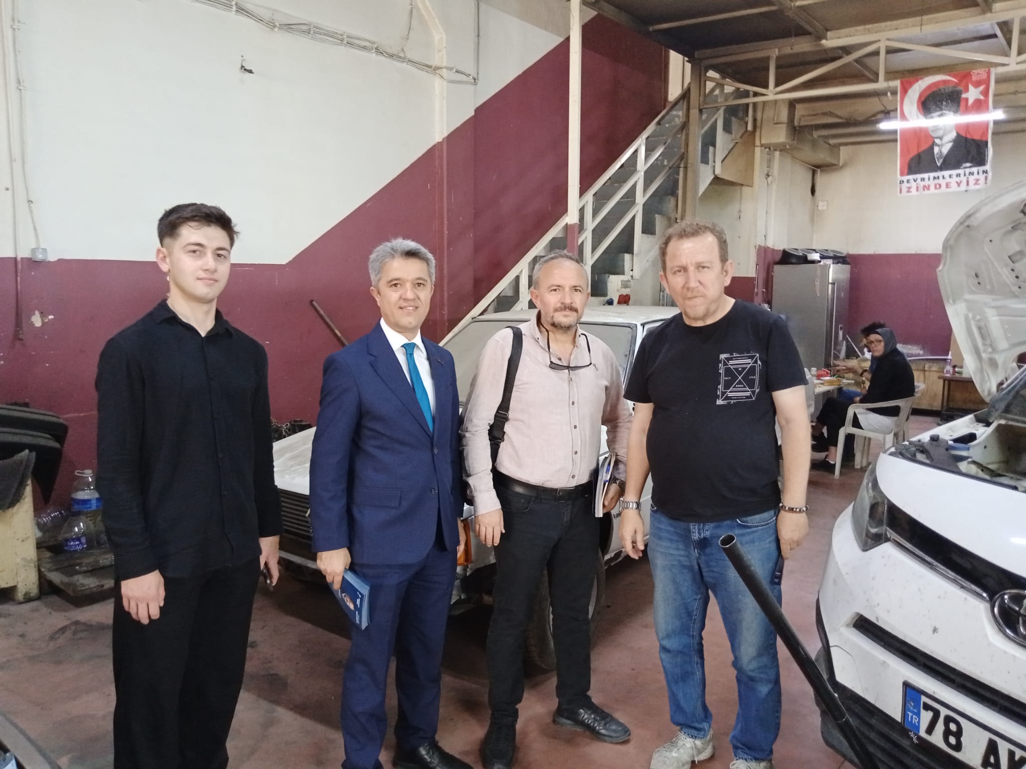 Anahtar Parti Bursa Teşkilatı Beşevler Sanayi Sitesinde.